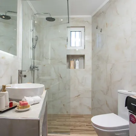 Hara's Cozy With Private Parking Lägenhet