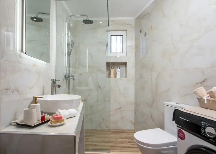 Hara's Cozy With Private Parking Lägenhet